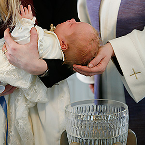 Vauvaa kastetaan.